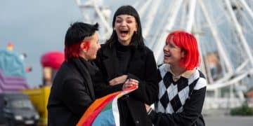 中国大陆LGBTQ+名人出柜现象分析：社会影响与个人选择 - Cover Image